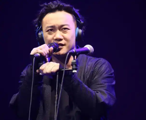 感情上,陈奕迅曾经与杨千嬅在1995年相识,那时两人刚刚出道一同参加