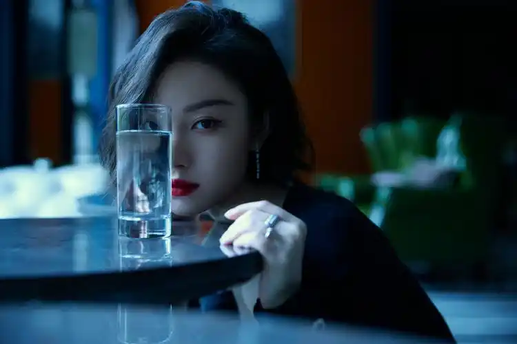 倪妮红唇短发性感写真图片24