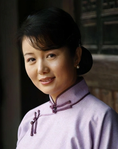 p>郑卫莉,5月23日出生于湖北省武汉市江汉区,中国内地女演员,毕业于