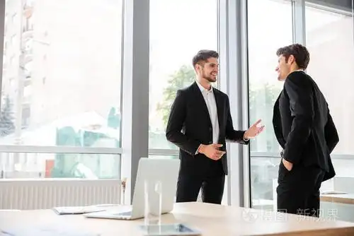 两个商人站和在办公室谈话