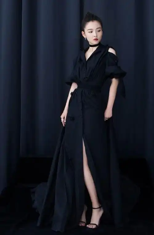 吴倩出席活动红毯,穿礼裙弯腰驼背好影响气质,全靠美貌强撑|礼服