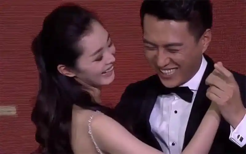 宋轶穿露背礼裙一把抱住靳东,有谁注意靳东手放哪?人品一目了然