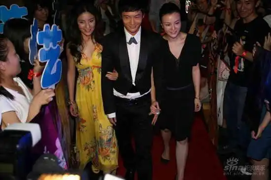 图文:新浪电视剧评选--胡可黄晓明刘孜留影