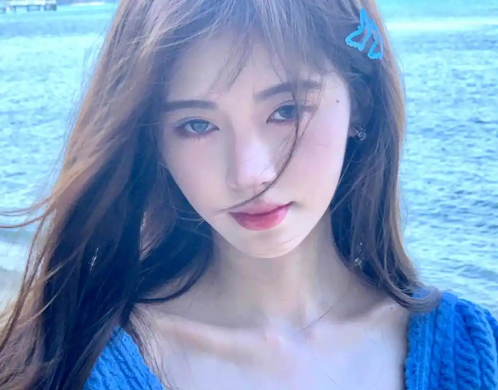 鞠婧祎把蓝色穿得好梦幻