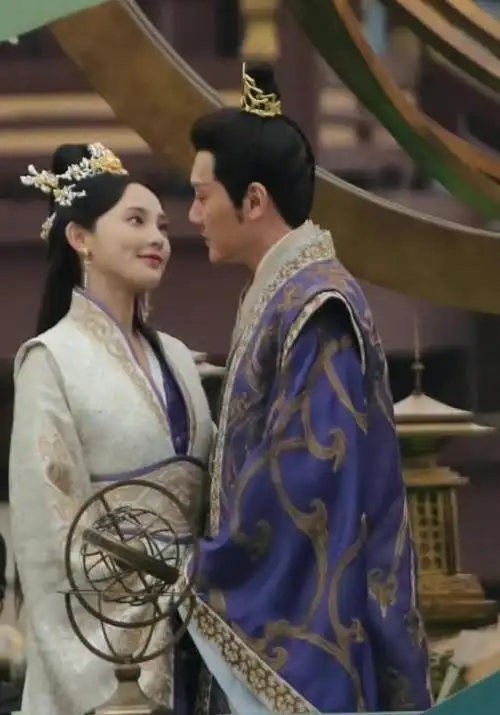 冯绍峰资源差成这样了?跟彭小苒像大叔跟侄女,朱正廷比他小18岁