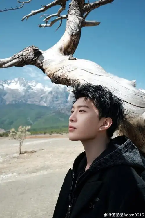 范丞丞白色挑染#谁给范丞丞做的发型简直太帅了吧!给老师加鸡腿!