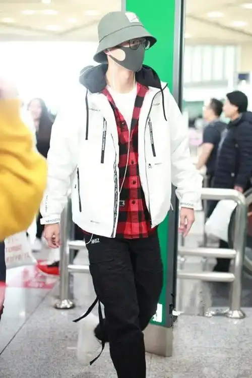 刘昊然穿格子衬衫配羽绒服,红白配真好看,青春少年就这样穿吧!