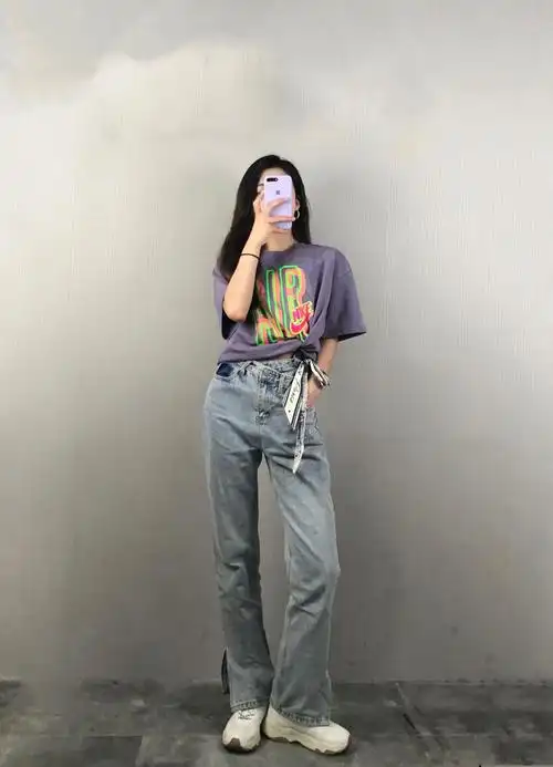 浅色牛仔裤配什么颜色的上衣好看?