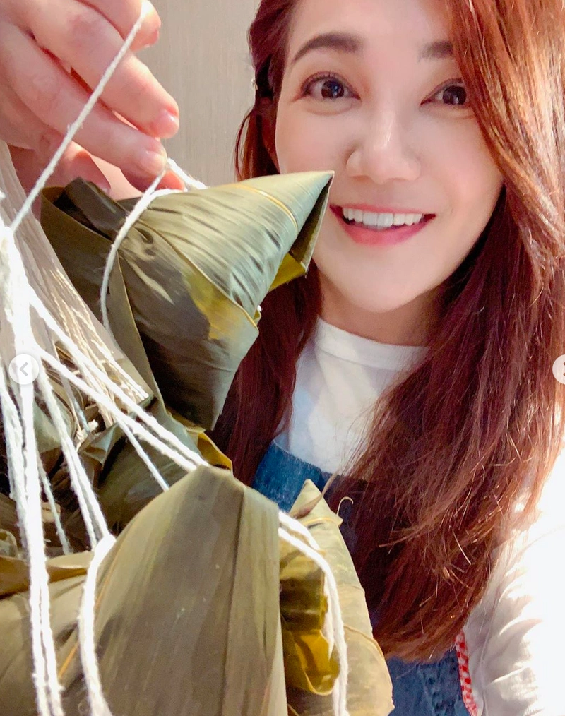 组图:梁静茹包粽子浅笑晒成品 别珍珠边夹穿背带裙俏皮减龄