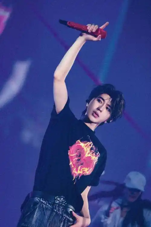 蔡徐坤时尚穿搭频频出圈演唱会造型大有来头