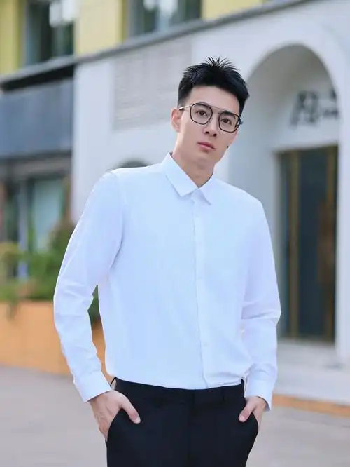入秋真的好喜欢穿白衬衫,
感觉白衬衫是提升男士穿搭气质的利器