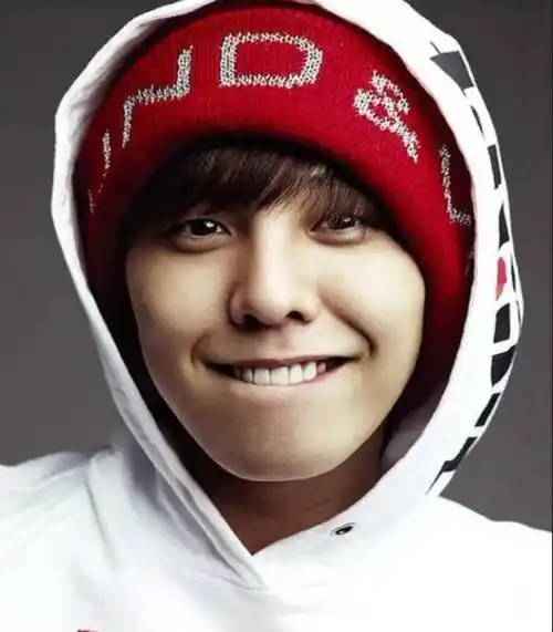 权志龙出道后的主要成就:2007年mkmf最佳编曲赏,2008年韩国十大作曲家