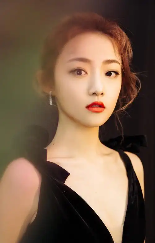 吴佳怡性感深v活动照图片