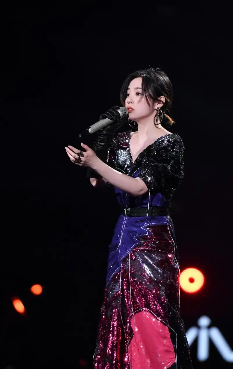 张靓颖黄绿色风衣搭配长筒靴美出新高度,酷呆了