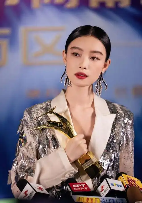 倪妮凭借《消失的她》获金鹿奖领奖时 银色西装飒爽大气