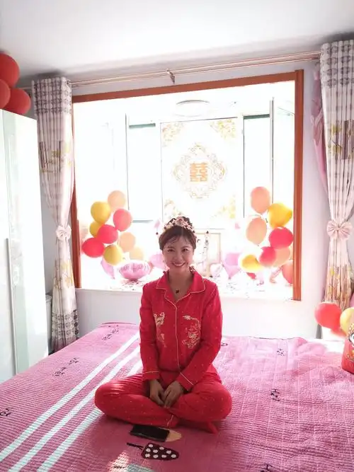 坐在床上的美丽新娘!