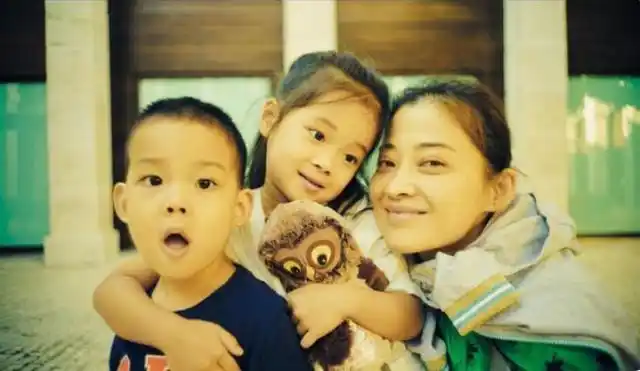 梅婷一家四口露营,9岁女儿下河摸鱼接地气!儿子不愿下水太娇气