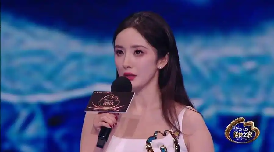 杨幂 大头打一下##杨幂穿孤独症儿童手绘白裙##星姐微博