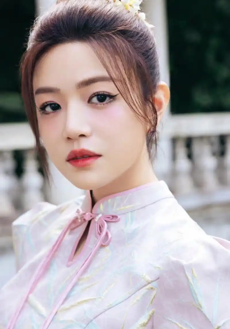 陈晓老婆陈妍希最新造型释出,身穿旗袍透着优雅气质,也呈现出江南才女