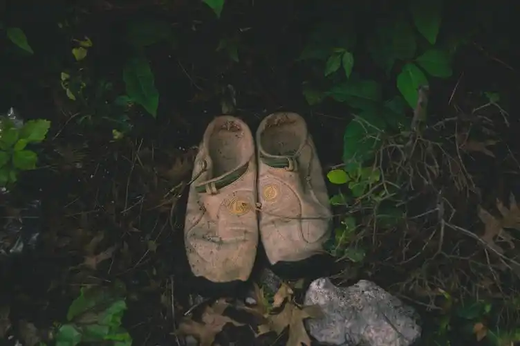 回家路上一双破旧布鞋吸引了我的眼球