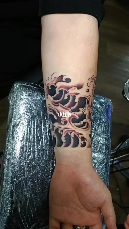 臂环浪花纹身