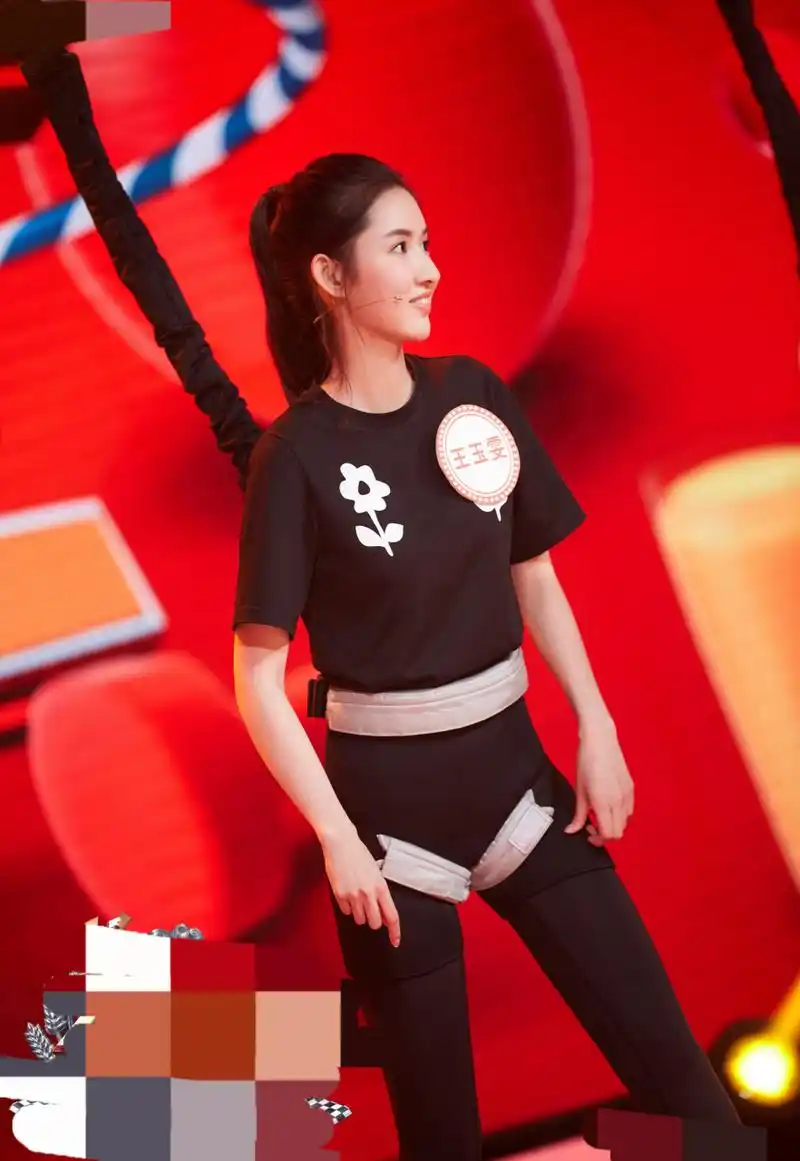 王玉雯短裤参加节目,青春美少女,活力无限,这就是传说中的漫画腿吧.