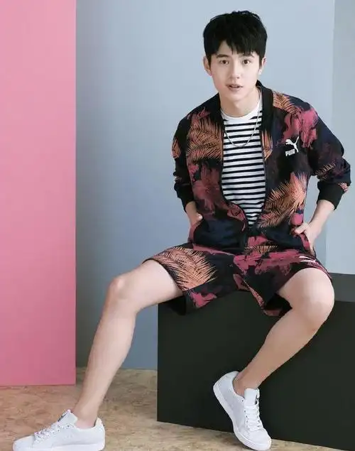 刘昊然穿西装变成熟男人秀侧颜更是引粉丝尖叫鼻梁高挺太帅气