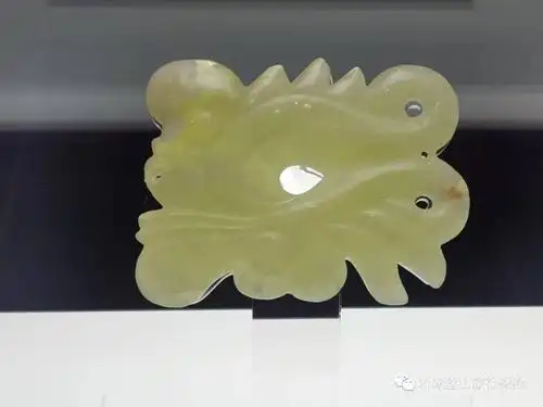 红山文化出土大量精美玉器,陶器,祭坛,女神庙,积石冢等相关遗址的发现