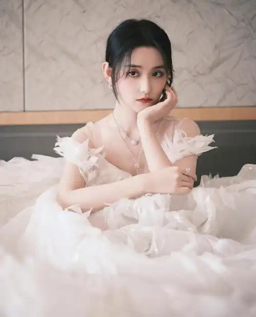 蒋依依穿白色镂空透视羽毛长裙,清纯甜美,灵动温柔!