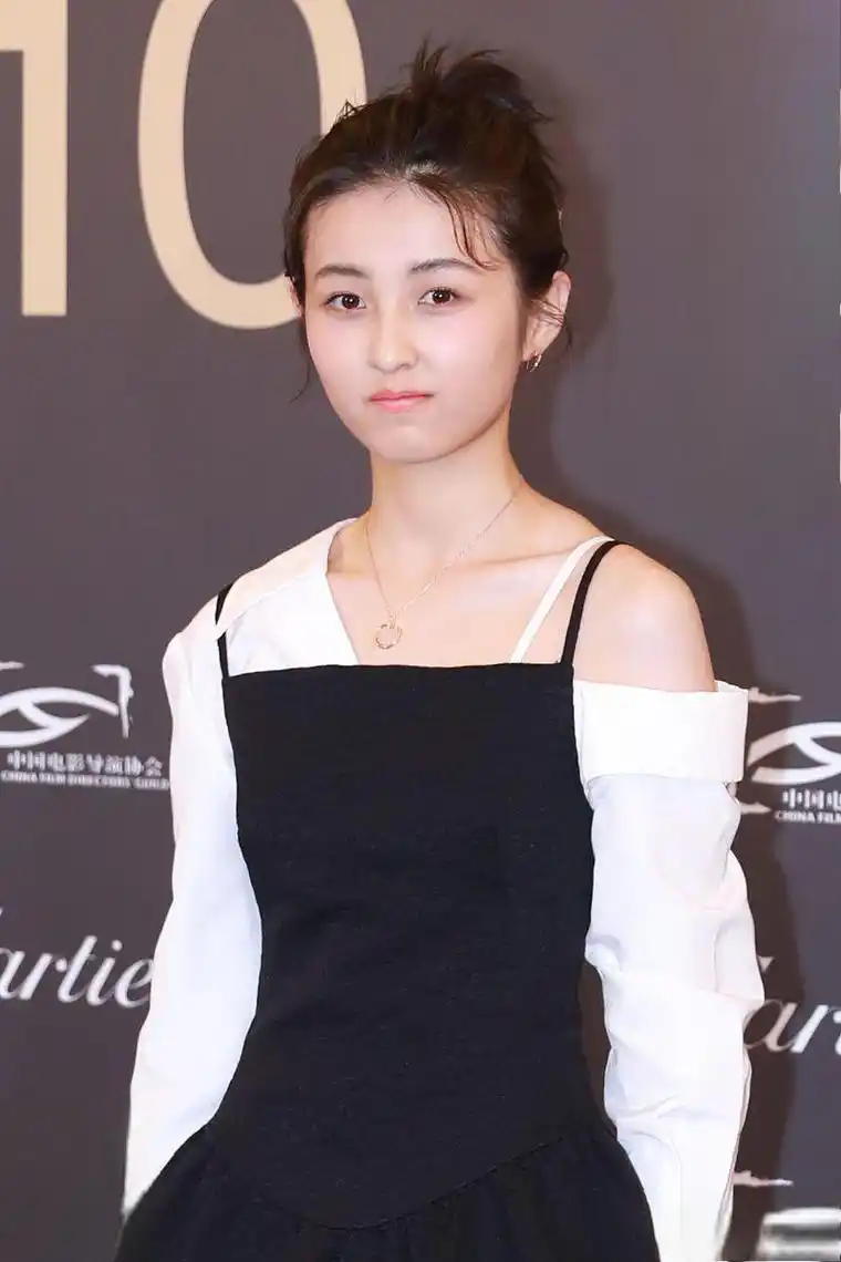 张子枫:真正的美丽 张子枫之所以能够变得越来越美,是因为她的努力和