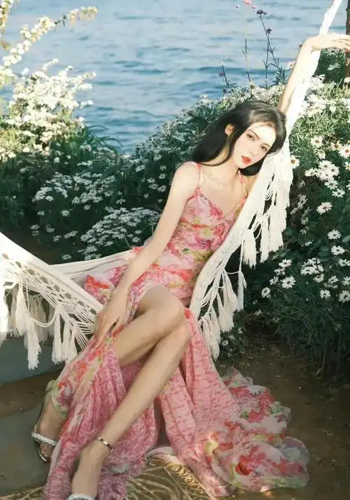 张予曦最新美照释出白色抹胸蕾丝纱裙性感优雅甜美气质