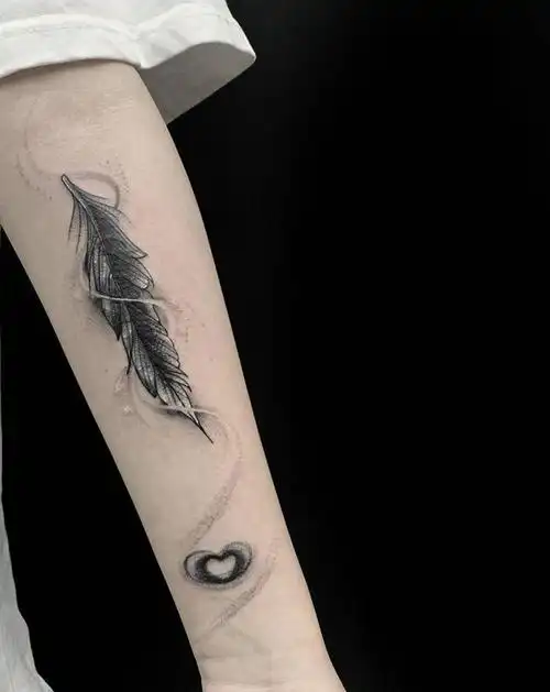 小臂羽毛遮盖纹身图片_手臂点刺小清新纹身图案