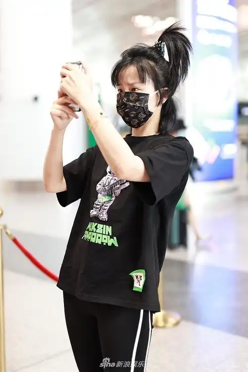 组图:黄龄扎冲天辫可爱元气又减龄 运动look秀健美身材超有范