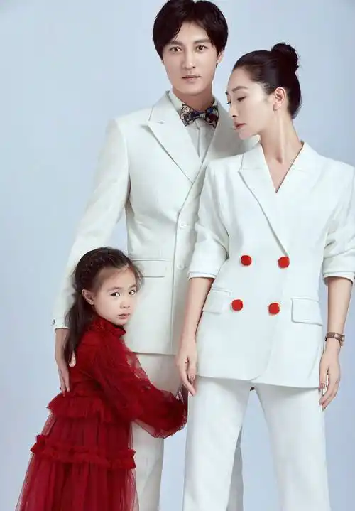 陶昕然晒全家福颜值高,女儿越长越像妈妈,网友喊话安陵容多拍戏_西装