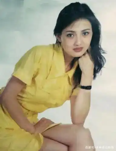 47岁的牛莉气质状态不输当年,年轻时曾是运动健将,如今家庭幸福