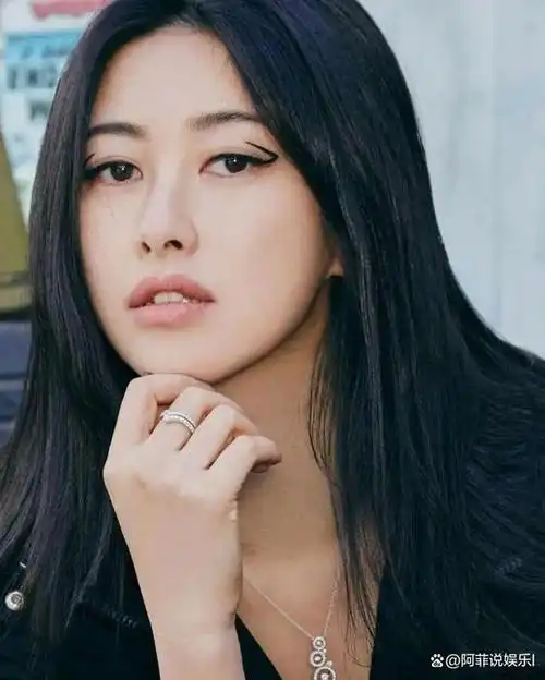 霸占全球最美面孔8年的朱珠,微胖但穿衣得体,艳而不俗,太迷人