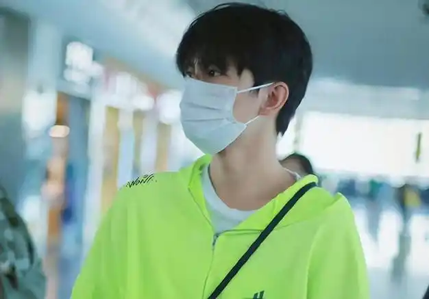 9月16日 杨洋被拍到从剧组请假,戴着口罩穿着一身荧光绿运动套装,脚踩