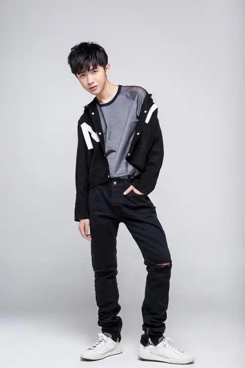 张逸杰最新写真曝光  俏皮少年不拘一格