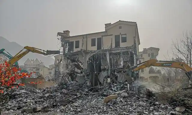 石家庄"削山造地"事件背后:地产富豪的隐秘掘金术