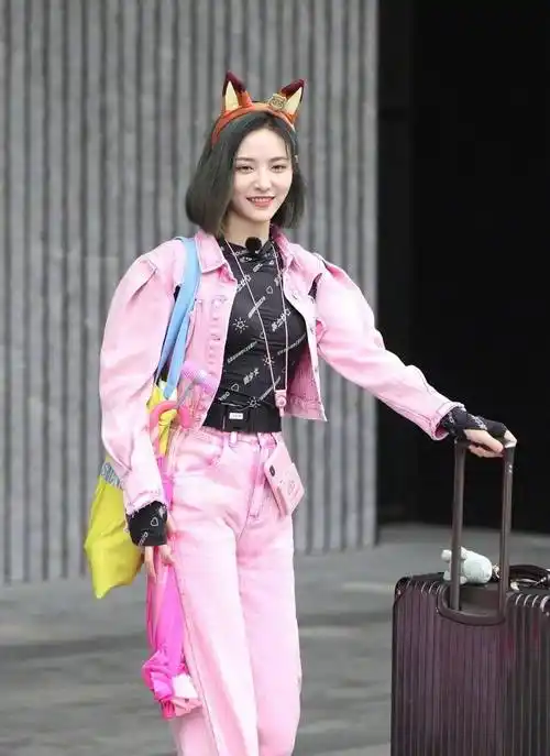 许佳琪谢可寅带孩子录综艺,穿搭一改往日风格,撑儿童伞展姐妹情_衣服