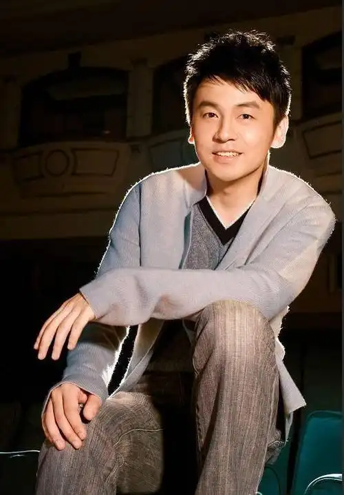 雷佳音说自己长得像鹿晗被吐槽,但看到他年轻时候的照片我信了!