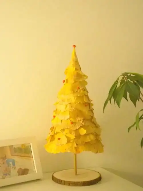 周末在家手工做了一个银杏叶的圣诞树
