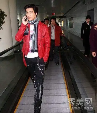 在特种部队2:全面反击中李秉宪与布鲁斯-威利斯(178cm)的剧照,宪哥真