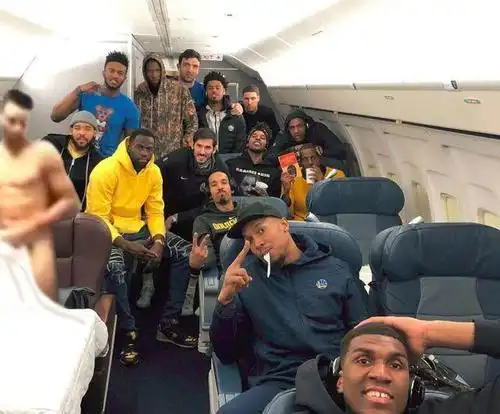 勇士球员曝光库里更衣室艳照 引迷妹点赞尖叫 这肌肉也太强了