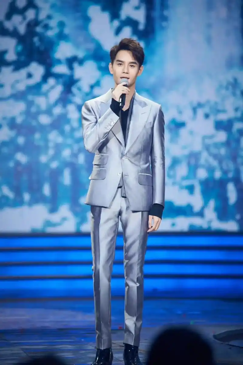 王凯西装照 再来一波 越看越上头 简直无法自拔#超帅 #气 - 抖音