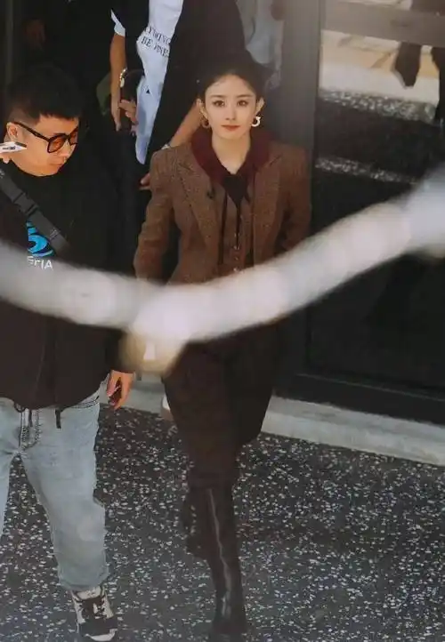 赵丽颖将头发扎于脑后,好看的马尾搭配高颅顶,将赵丽颖的头衬托得更加