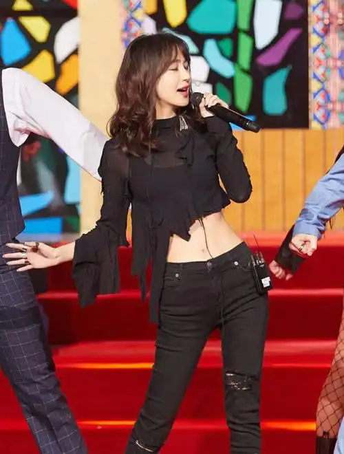 李菲儿真会玩,为秀小蛮腰把衣服撕掉一半,这腰细的太过分了!