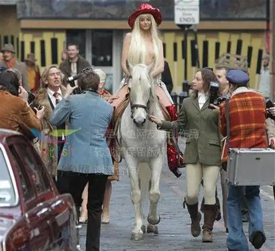 英国女星街头裸体拍新片 重现"戈黛娃夫人"