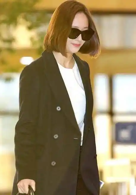 秀晶现身机场真的胖成球啦小水晶这下变大水晶啦_郑秀晶_公司_妹子