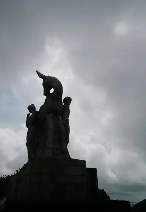 鹿回头是紧邻三亚市的一座小山,当地人对外地人说,它叫情人山